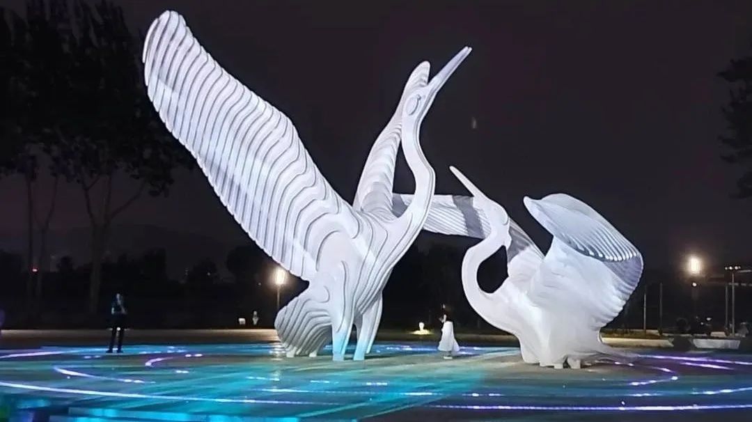 光隨曲動(dòng)！IP68勻光地埋燈打造聲光一體廣場(chǎng)雕塑